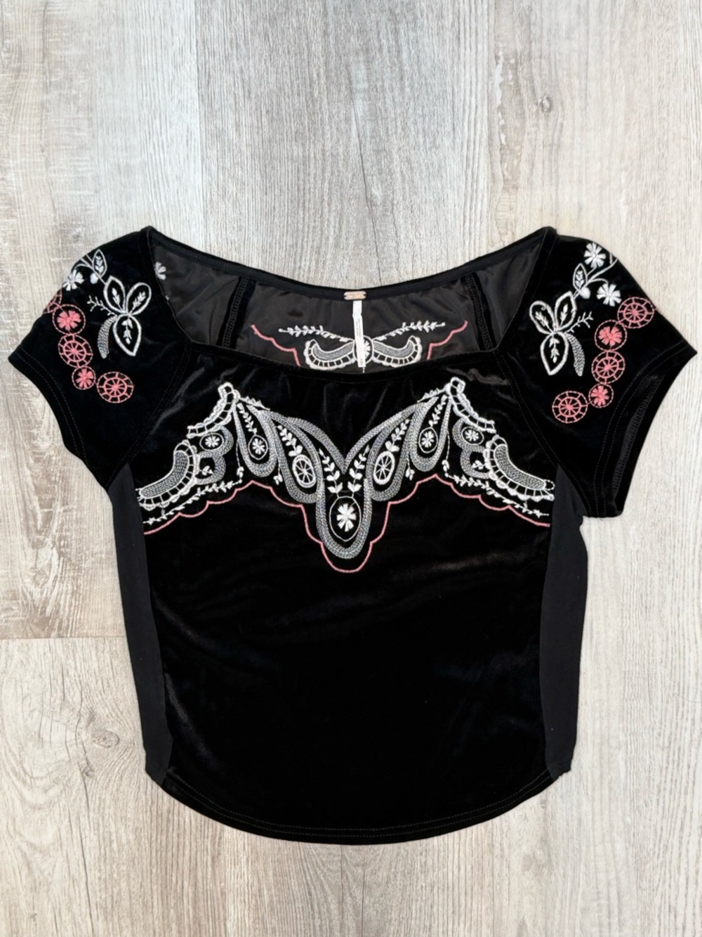 Free People Party Train Black
Embroidered Velvet Scoop Neck Top Women’s Size S